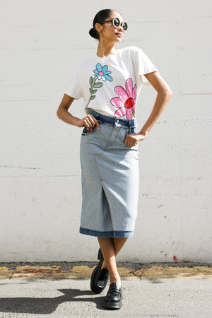 EMBROIDERED BIG FLOWER TEE SHIRT IN OFF WHITE
