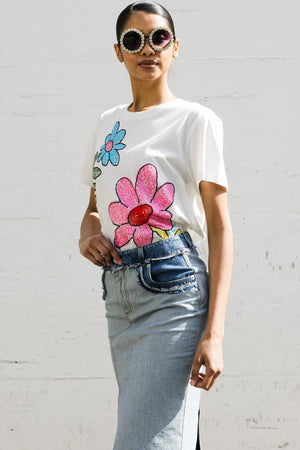 EMBROIDERED BIG FLOWER TEE SHIRT IN OFF WHITE
