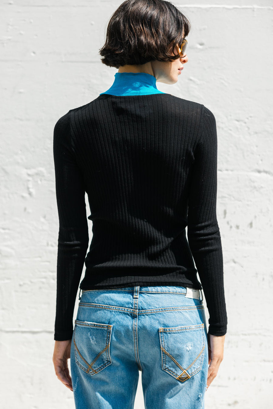 RIBBED FINE WEIGHT TOP in Black/Blue