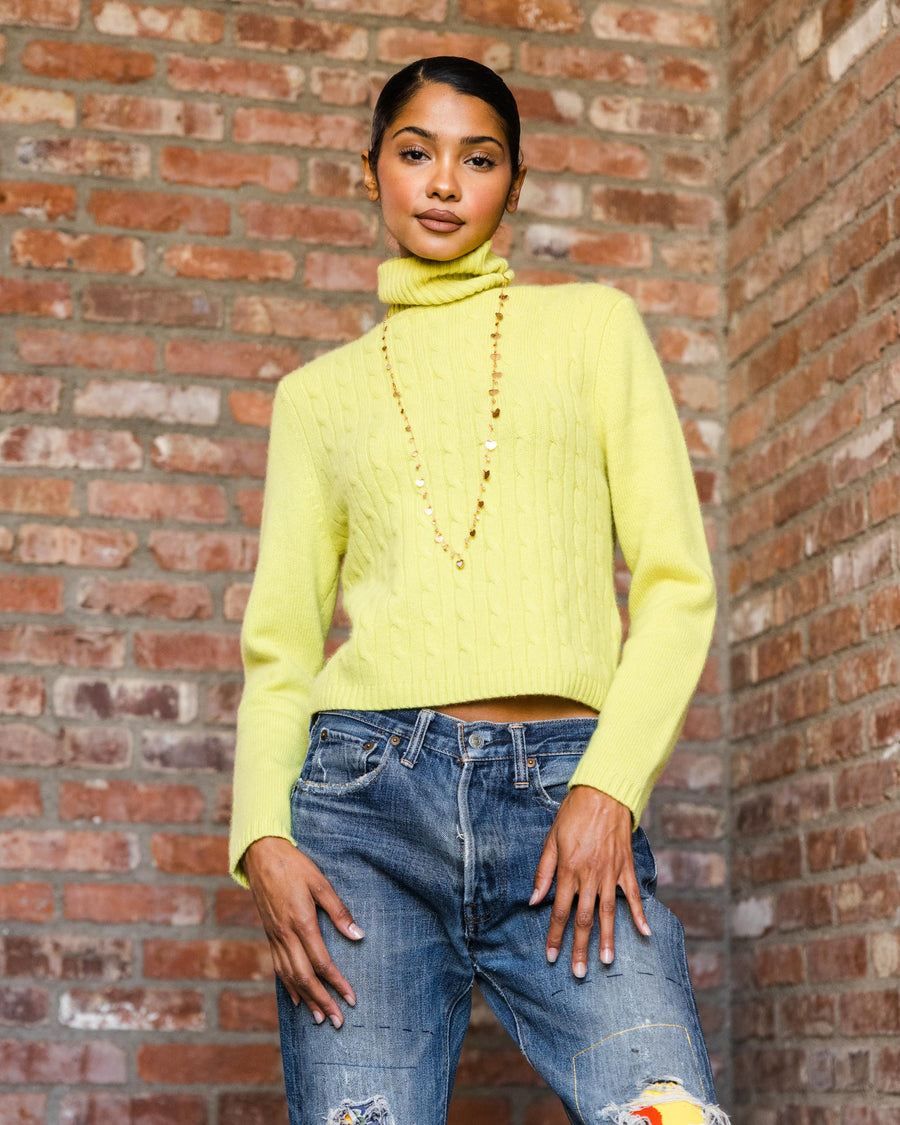 turtleneck-sweater in yellow